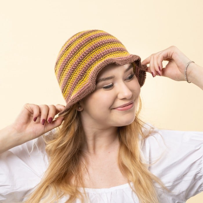 Knitting a bucket hat